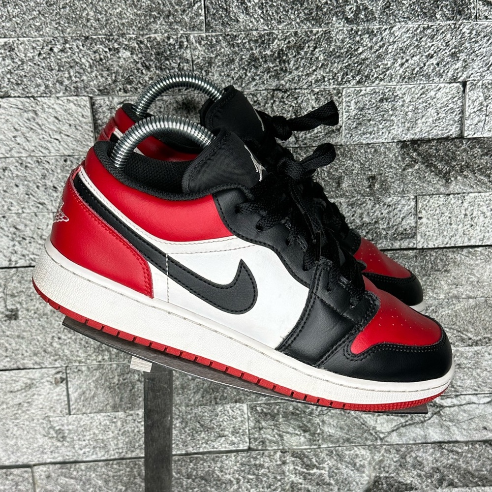 Air Jordan 1 Low Bred Toe (GS) - 6Y/WMN7.5/MNS6